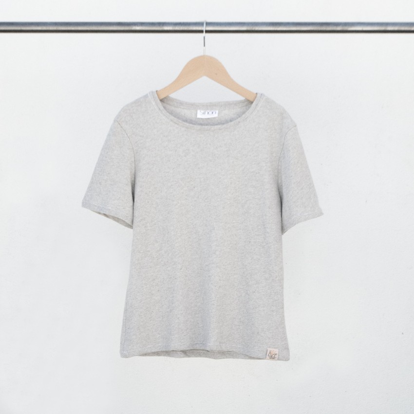 Tee-shirt femme col rond en coton recyclé gris chiné. Fabriqué en France