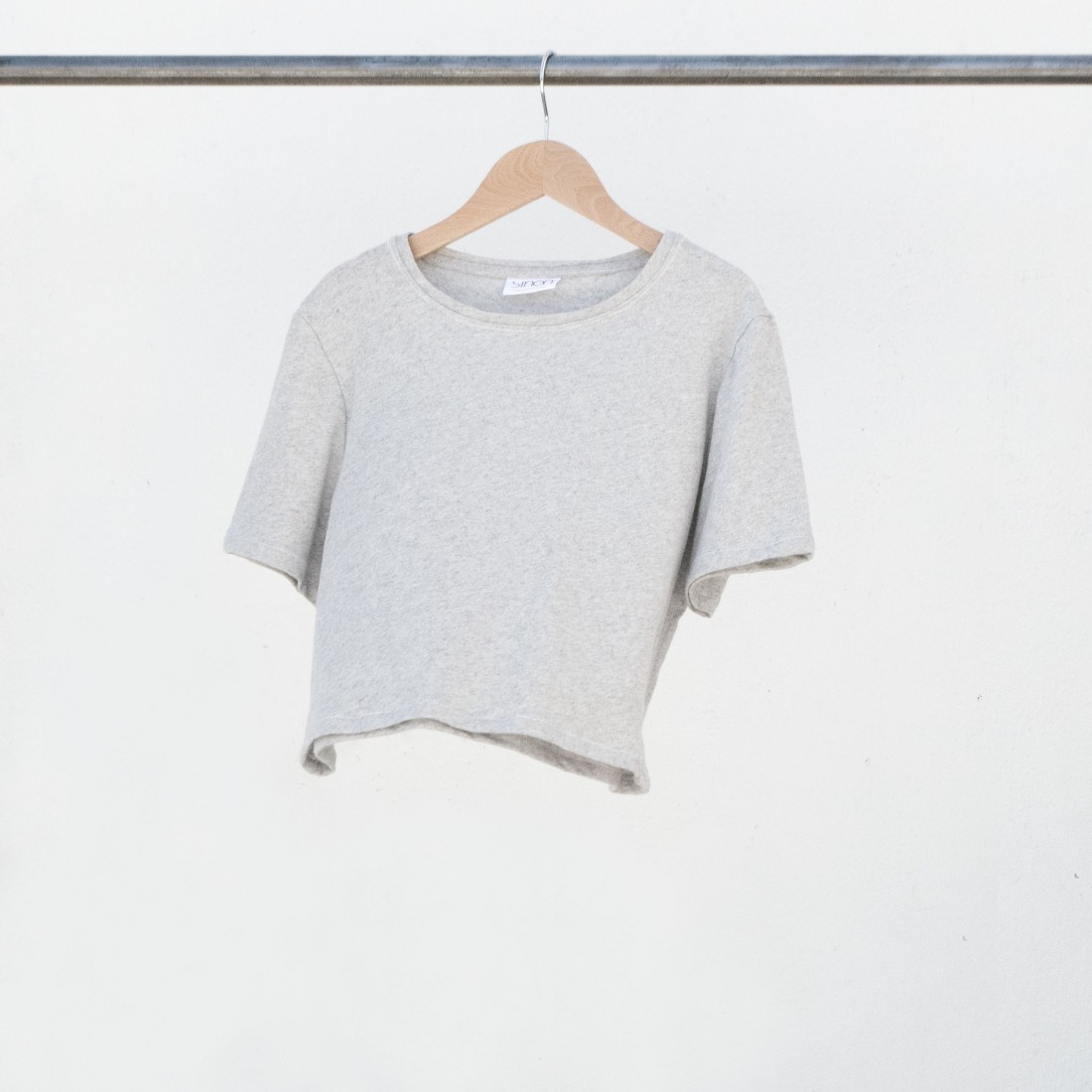 Tee-shirt crop top femme col rond en coton recyclé gris chiné. Fabriqué en France