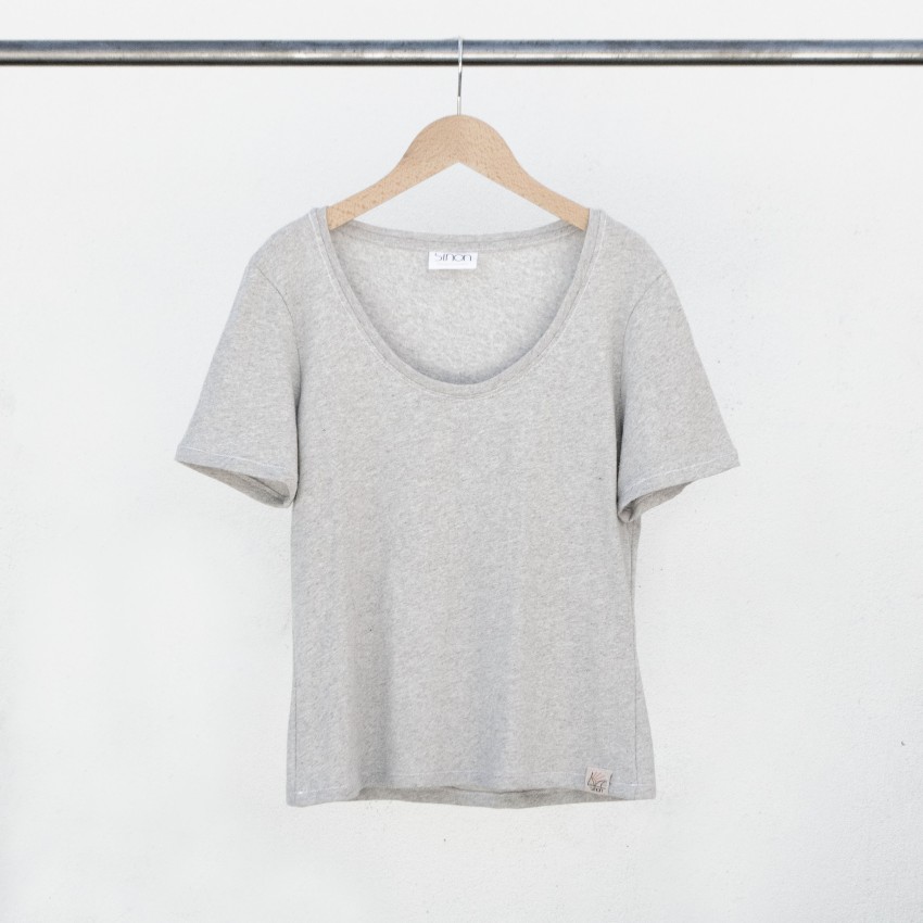 Tee-shirt femme décolleté rond en coton recyclé gris chiné. Fabriqué en France