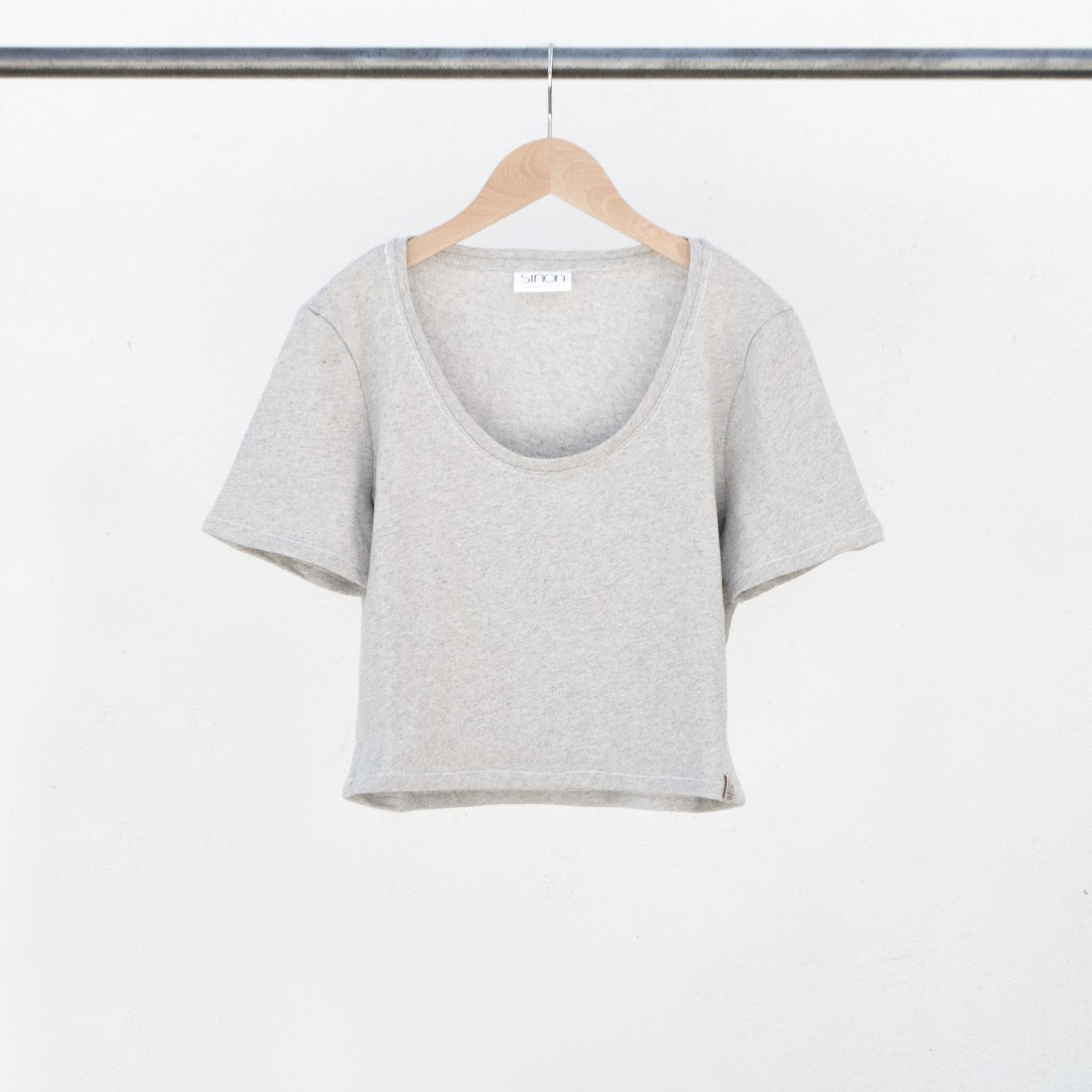 Tee-shirt femme crop top décolleté rond en coton recyclé gris chiné. Fabriqué en France